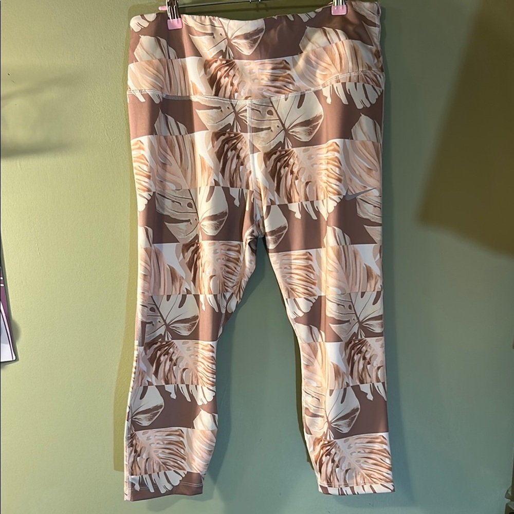 Nike Tropical Leaf Print Cropped Leggings